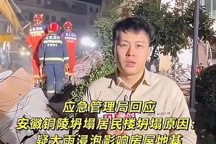 王上源与裁判发生争执被罚下，吴少聪踢到对手头部被罚下